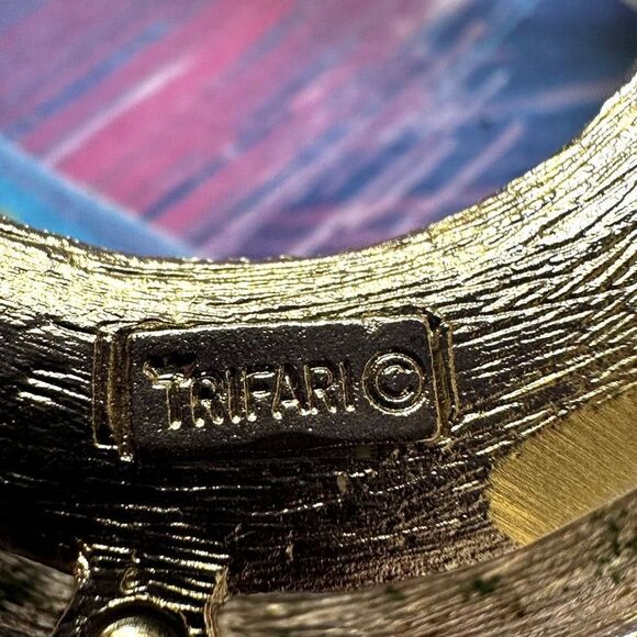 Trifari vintage silver tone  swirl brooch - Picture 6 of 6